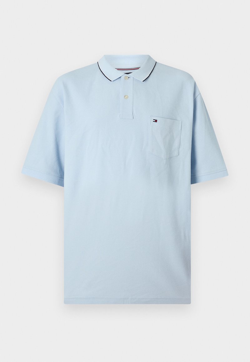 Gaiši zils polo krekls ar apkakles kaklu, īsām piedurknēm un krūšu kabatu ar nelielu logotipa detaļu. Mīksta kokvilnas audums.