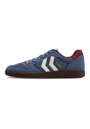 Blauer und bordeauxfarbener Sneaker mit niedrigem Schaft, weißen Chevron-Streifen, brauner Sohle, Mesh- und Wildlederpaneelen und gebrandetem Text an der Seite.