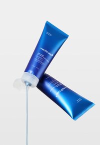 Blaues Aluminiumröhrchen mit Klappdeckel, beschriftet mit "Medicube Zero Pore Blackhead Mud Mask". Das Produkt hat eine glänzende Oberfläche und zeigt den Text klar an.