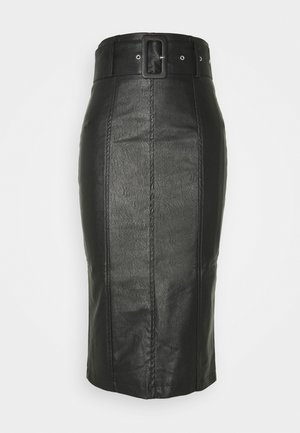 Zwarte neplederen kokerrok met hoge taille, voorzien van een voorste riem en verticale naaddetails, tot op de knie.