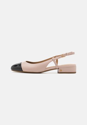Dames lage hak slingback schoen met beige lichaam, zwarte glanzende neuskap, verstelbare gespsluiting en klein gouden logo op de hiel.