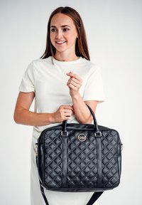 Schwarze, gesteppte Laptoptasche mit glatter Lederoberfläche, doppelten Tragegriffen, verstellbarem Schultergurt und einem runden goldenen Logoakzent.