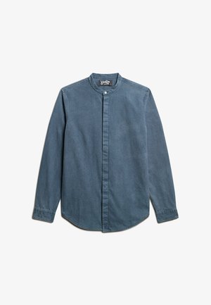 Denim overhemd in medium blauw, met een bandkraag, lange mouwen, knoopsluiting aan de voorkant en een afgeronde zoom. Gelaagd stof met subtiele patroon details.