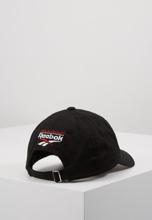 Casquette de baseball Reebok noire avec sangle réglable, logo brodé « Official Sponsor Reebok » en rouge et blanc sur le panneau arrière.