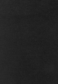 Schwarzer Baumwollstoff mit einer glatten Textur und feinem Rippmuster, das ein weiches, gleichmäßiges Erscheinungsbild über die gesamte Oberfläche hinweg zeigt.