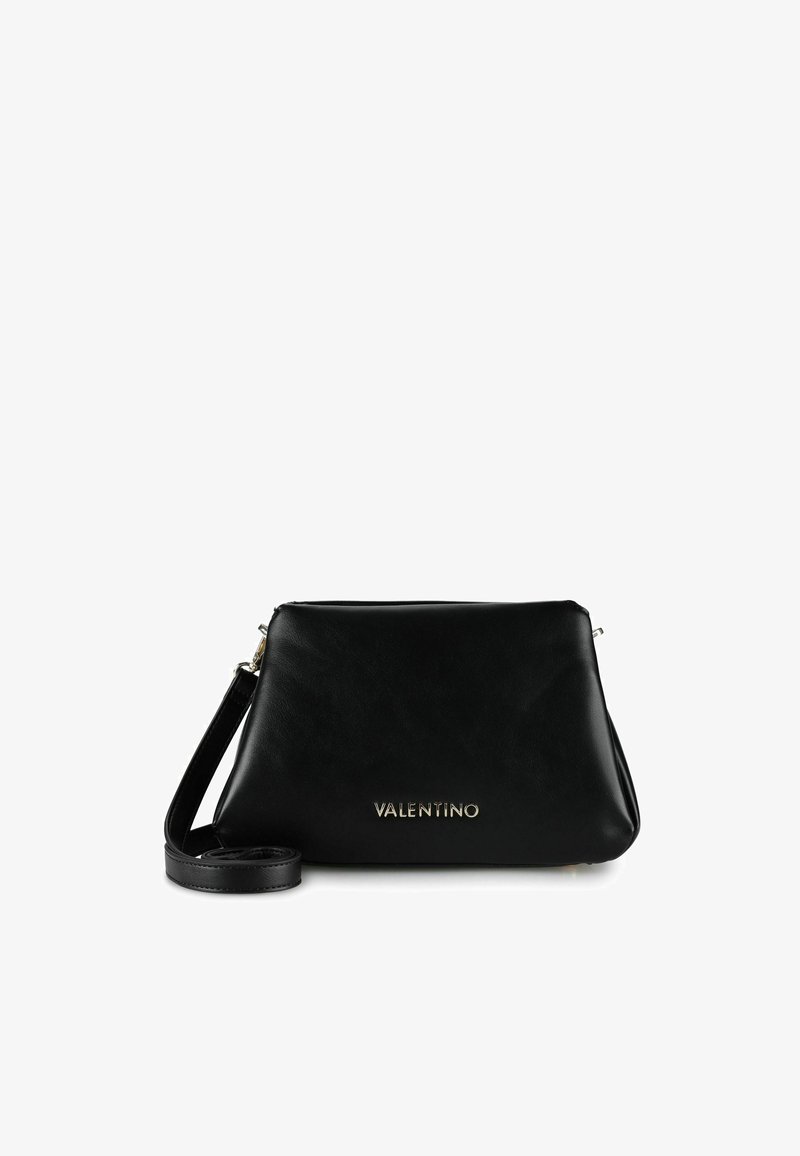 Borsa a mano in pelle nera con forma rettangolare, caratterizzata da un logo "VALENTINO" dorato e da una tracolla staccabile. Texture liscia.