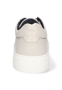 Vaaleanbeige nahkakengät, joissa on pehmustettu kaulus, valkoinen kumipohja ja huomaamaton logoalue kantapäässä. Pinta on sileä koko kengän ajan.