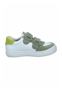 Zapatilla verde y blanca con dos correas de Velcro ajustables, acentos de gamuza texturizada y suela de goma. Punta redondeada y bordes acolchados.