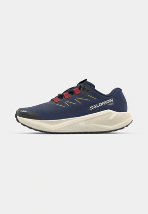 Marine-Laufschuhe mit Mesh-Obermaterial, roten Akzenten und gelben Details. Verfügt über eine gepolsterte weiße Zwischensohle und eine schwarze Gummisohle.