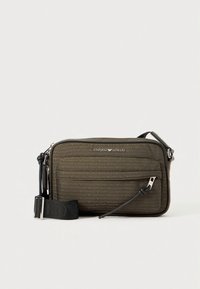 Rektangulär axelväska i olivgrönt tyg med präglat Emporio Armani-logo, med dragkedja och justerbar rem.