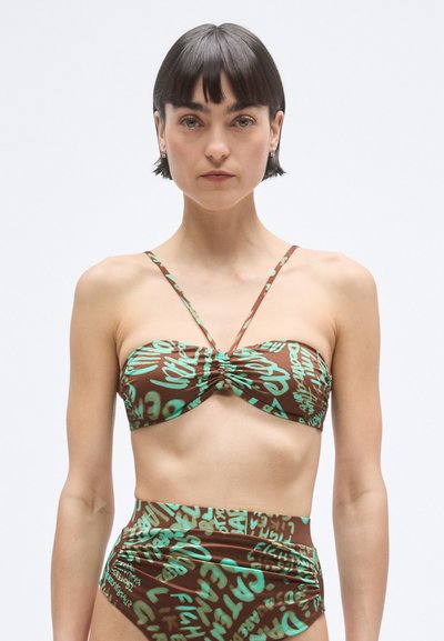 Ensemble bikini marron avec un haut bandeau froncé et un bas taille haute, présentant des motifs de texte abstraits vert menthe et des bretelles fines et ajustables.