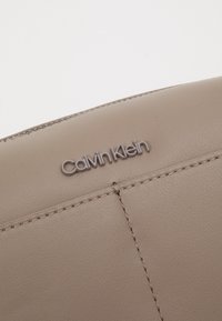 Calvin Klein ESSENTIAL CAMERA BAG UNISEX - Taška s příčným popruhem - cinder
