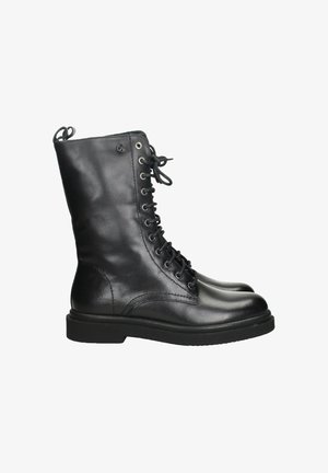 Stivali alla caviglia in pelle nera con punta tonda, chiusura con lacci e superficie testurizzata. Presentano una suola piatta e resistente e un'etichetta per il tiraggio.