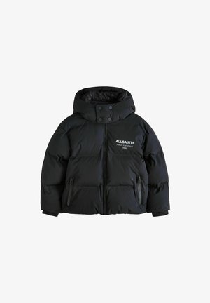 Schwarze Steppjacke mit Kapuze, Frontreißverschluss und Reißverschlusstaschen, mit weißem "ALLSAINTS" Logo und japanischem Text auf der linken Brust.