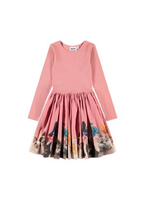 Robe rose à manches longues avec jupe froncée présentant des chats imprimés portant des nœuds colorés le long de l'ourlet.