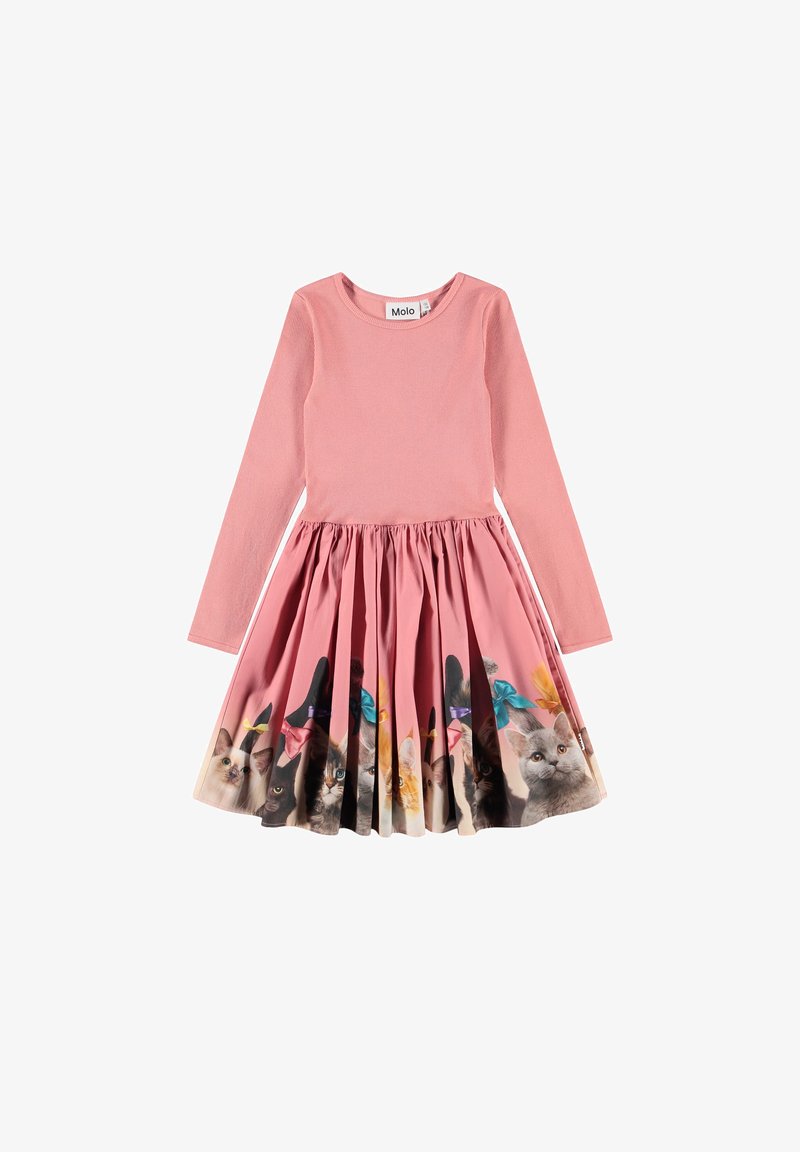 Robe rose à manches longues avec jupe froncée présentant des chats imprimés portant des nœuds colorés le long de l'ourlet.