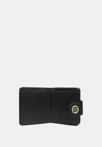 Portafoglio in pelle nera con finitura testurizzata, dotato di molteplici scomparti per carte e una chiusura con bottone color oro decorata con un emblema floreale.