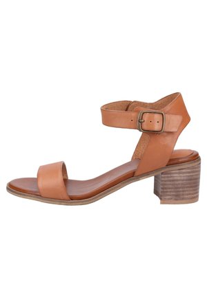Sandale en cuir beige avec bride de cheville, orteils découverts et talon en bois épais. Design simple avec une texture lisse et un détail de boucle réglable.