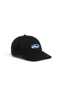 Gorra de béisbol de algodón negra con un logo bordado azul en la parte frontal, visera curva y correa ajustable en la parte trasera.