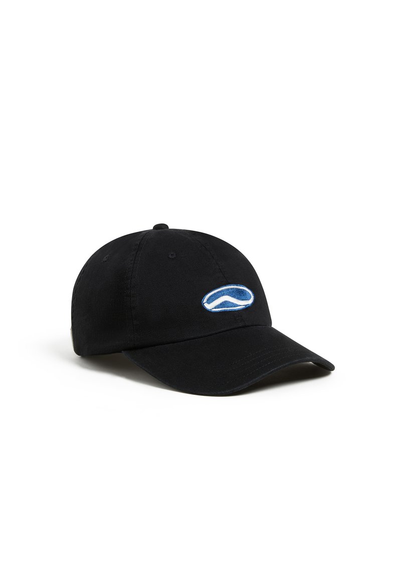 Gorra de béisbol de algodón negra con un logo bordado azul en la parte frontal, visera curva y correa ajustable en la parte trasera.