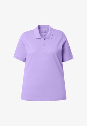 Liliowa koszulka polo z krótkim rękawem, kołnierzykiem i plisą na pięć guzików, przeznaczona dla kobiet w większych rozmiarach.