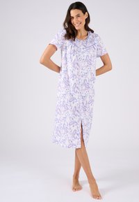 Camicia da notte a maniche corte di colore lilla chiaro con motivi paisley e floreali, dotata di scollatura tonda e spacco fino al ginocchio su un lato.