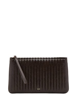 Pochette en cuir tressé marron foncé avec bracelet-poignet et petit logo doré "MNG" centré près du bord inférieur.