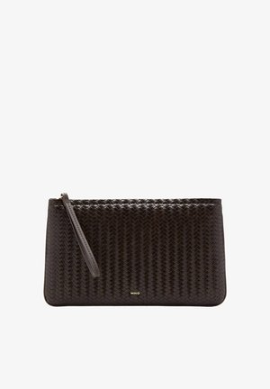 Dunkelbraune gewebte Leder-Clutch mit Handschlaufe und kleinem goldenen "MNG"-Logo mittig nahe dem unteren Rand.