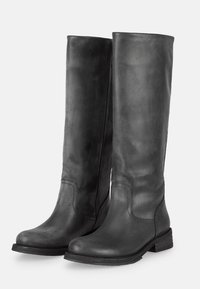 Botas de cuero negras hasta la rodilla con una puntera ligeramente redondeada, tacón apilado y un detalle de costura mínimo. Textura suave con un acabado mate.