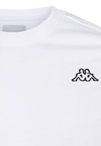 Valge puuvillane T-särk ümmarguse kaelusega. Vasakul rinnal on väike must brodeeritud Kappa logo. Sile tekstuur.