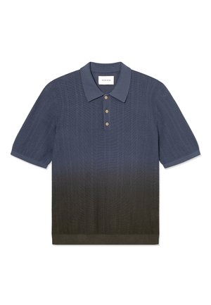 Πόλο μπλούζα με κοντά μανίκια σε βαθμιαία μετάβαση από ναυτικό μπλε σε σκούρο πράσινο, πλεκτή υφή, με γιακά και τρία ταμπά κουμπιά στο άνοιγμα.