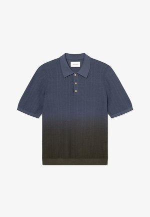 Lyhythihainen poolopaita liukuvärissä laivastonsininen tummanvihreään, teksturoitu neulos, jossa on kaulukset ja kolme vaaleanruskeaa nappia nappilistan kohdalla.