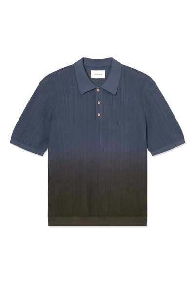 Πόλο μπλούζα με κοντά μανίκια σε βαθμιαία μετάβαση από ναυτικό μπλε σε σκούρο πράσινο, πλεκτή υφή, με γιακά και τρία ταμπά κουμπιά στο άνοιγμα.