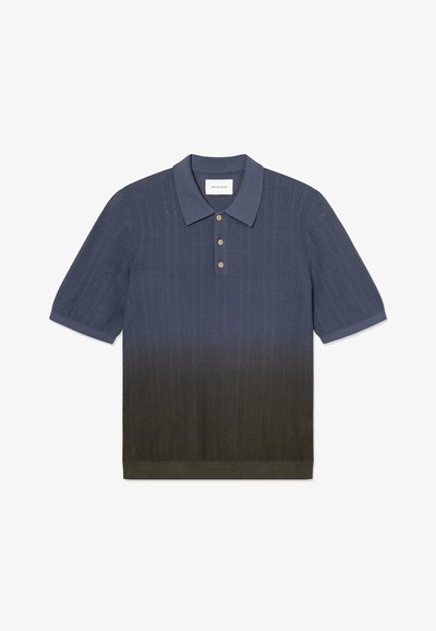 Πόλο μπλούζα με κοντά μανίκια σε βαθμιαία μετάβαση από ναυτικό μπλε σε σκούρο πράσινο, πλεκτή υφή, με γιακά και τρία ταμπά κουμπιά στο άνοιγμα.