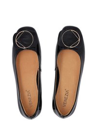 Schwarze Lacklederschuhe im Ballerina-Stil mit runder schwarzer und goldener Akzentuierung an der Spitze. Beigefarbene Einlegesohlen mit "Venezia"-Logo. Glatte Außenoberfläche.