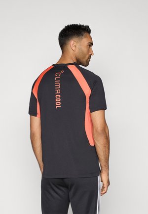 Tricou athletic negru cu accente roșii și textul "CLIMACOOL" pe spate, având mâneci scurte și guler rotund.