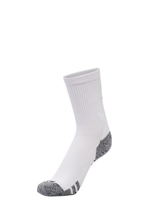 Chaussette de sport blanche avec texture côtelée, talon et orteil gris renforcés, et un design de longueur moyenne pour un confort lors des activités sportives.