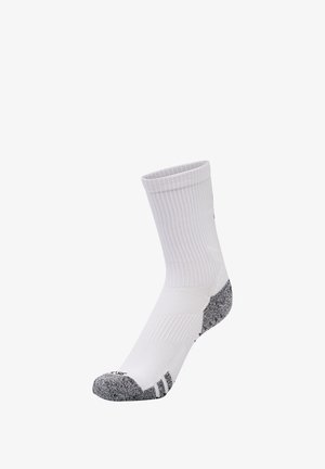 Chaussette de sport blanche avec texture côtelée, talon et orteil gris renforcés, et un design de longueur moyenne pour un confort lors des activités sportives.