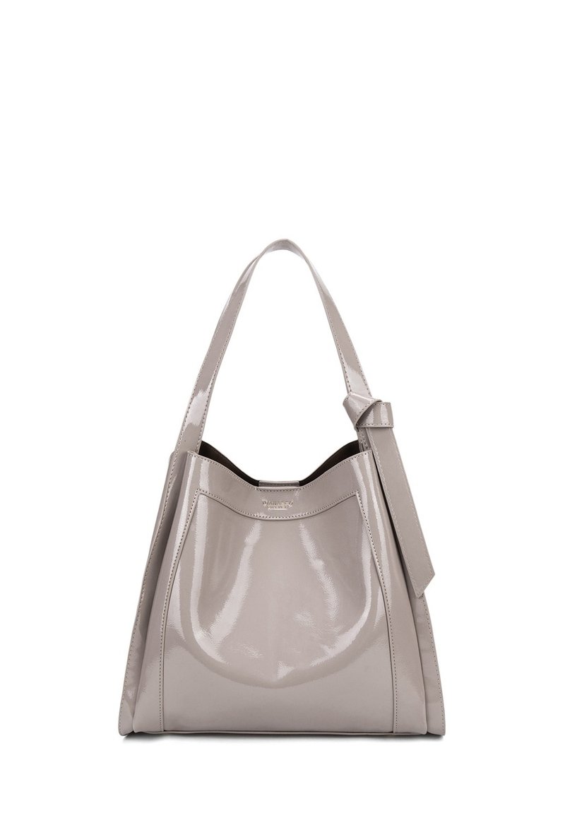 Borsa a tracolla in pelle verniciata grigia con un design strutturato, ampia tracolla e una tasca frontale prominente. Texture liscia con una finitura lucida.