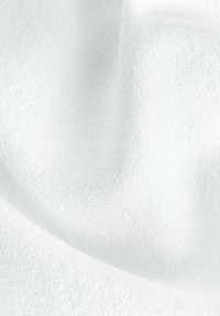 Hvid tekstureret stof med et fint væv, der viser en blød, glat overflade og subtil glans. Materialet ser let og smidigt ud.