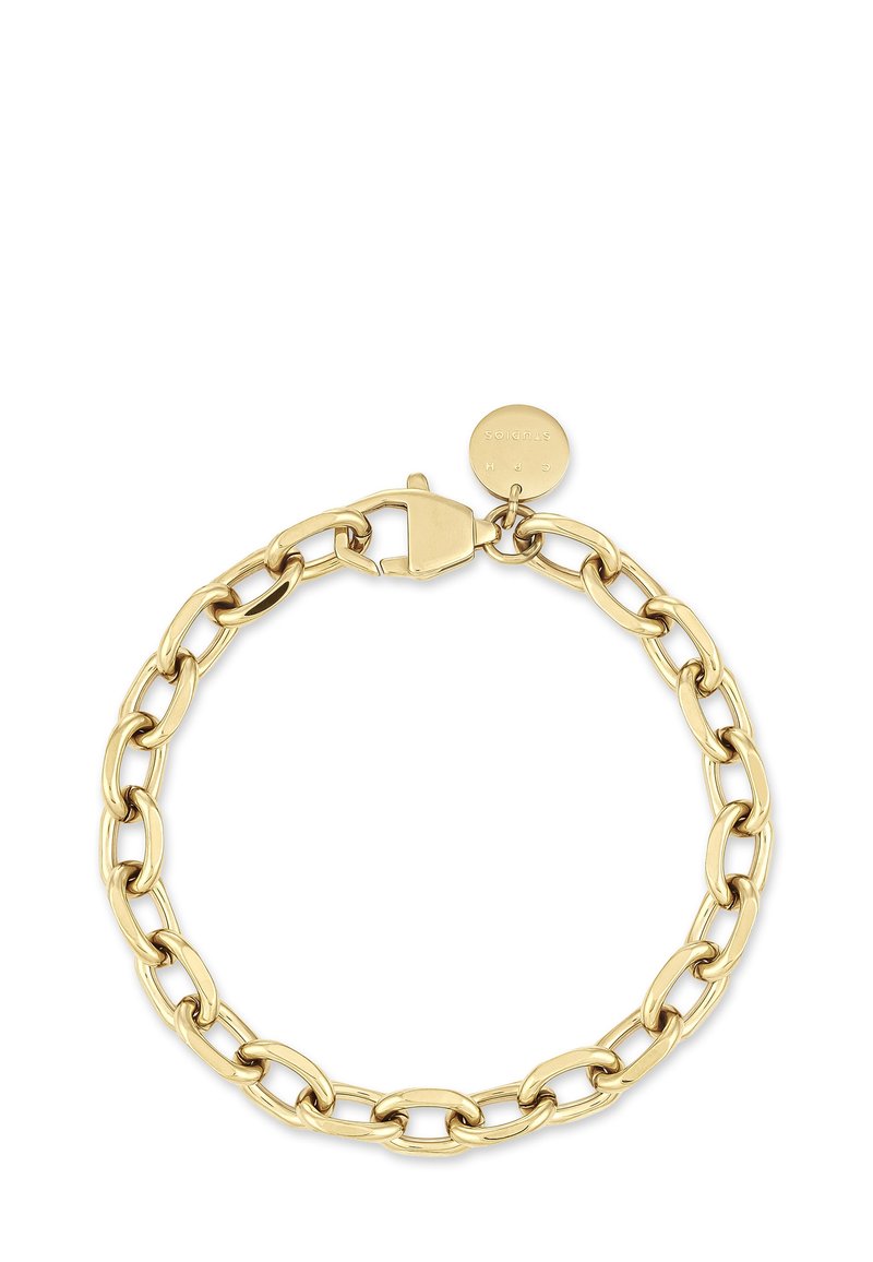 Braccialetto a catena in tono oro con chiusura a morsetto e charm rotondo incastonato con il nome di un marchio su uno sfondo bianco.