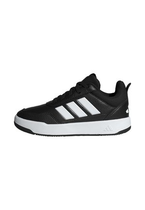 Zapatos deportivos negros con parte superior sintética, diseño de tres franjas blancas, suela de goma y cuello acolchado para mayor comodidad.