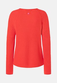 Roter Strickpullover mit geripptem Muster, langen Ärmeln und rundem Halsausschnitt. Ein kleiner kontrastierender Knopf befindet sich hinten.