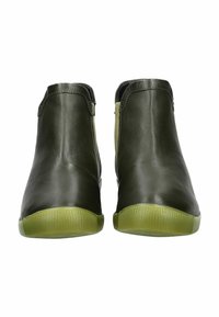 Botas de tobillo de cuero verde con una textura suave, que cuentan con paneles elásticos en los laterales y suelas de goma verdes en contraste. Vista frontal.