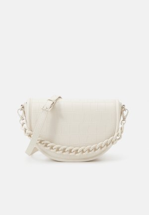 Off-white halbmondförmige Umhängetasche mit krokogeprägter Textur, verstellbarem Riemen und massiver Kettendetail auf der vorderen Klappe.