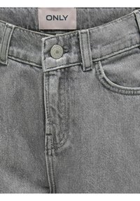 Jeans in denim grigio con una vestibilità classica, design a cinque tasche, chiusura con bottone metallico e finitura leggermente strutturata. Etichetta del marchio visibile.