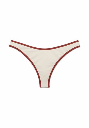 Parte inferiore di bikini beige con taglio stretto e rifinitura color ruggine lungo i bordi, distesa su sfondo bianco.