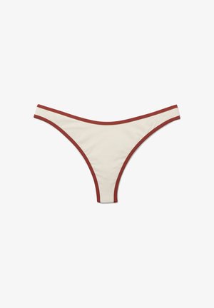 Parte inferiore di bikini beige con taglio stretto e rifinitura color ruggine lungo i bordi, distesa su sfondo bianco.