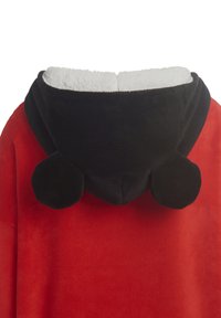 Coperta con cappuccio in pile rosso con accenti neri. Presenta una texture morbida e pelosa, e due pompon neri rotondi sul cappuccio.