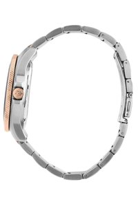 Metallarmbandsur med ett band i silverfärgat rostfritt stål, ett runt boett och en bezel med roséguldaccenter. Har en texturerad krona och släta länkar.